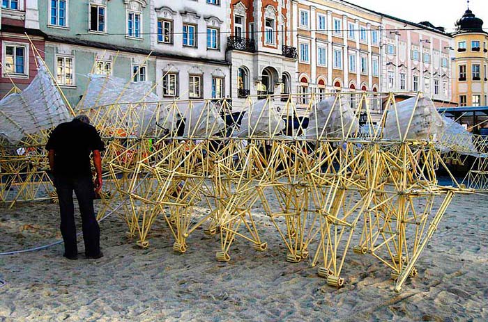 Статья на немецком языке с переводом и упражнениями. Тео Янсен и его пляжные звери. Theo Jansen und seine Strandbeesten.