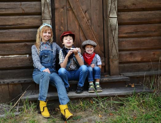 Статья на немецком языке с переводом и упражнениями. Мы живем в деревне. Часть 3. Wir leben im Dorf. Teil 3.